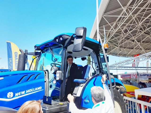 Reyes interesándose por uno de los tractores expuestos en Expoliva