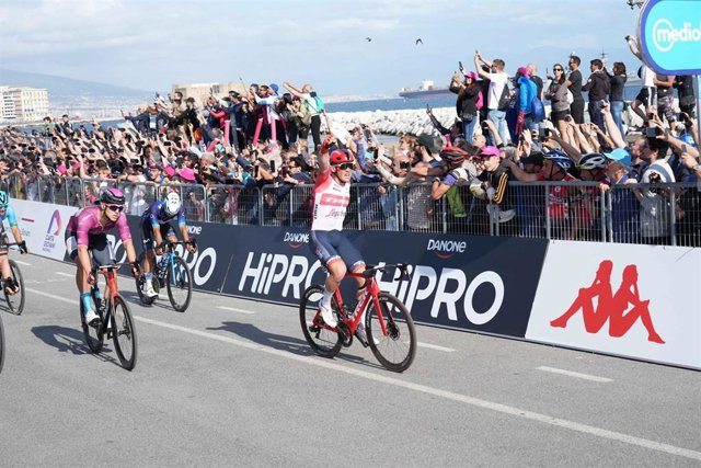 El ciclista danés Mads Pedersen (Trek-Segafredo) ganó este jueves la sexta etapa del Giro de Italia, con salida y llegada en Nápoles y de 162 kilómetros, en un disputado y trepidante esprint