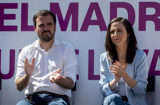 La secretaria general de Podemos y ministra de Derechos Sociales, Ione Belarra, y el líder de IU y ministro de Consumo, Alberto Garzón, participan en el acto 'El Madrid que se levanta', a 2 de mayo de 2023, en Madrid (España).