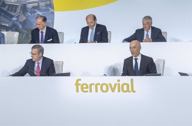 El consejero delegado de Ferrovial, Ignacio Madridejos (i) y el presidente de Ferrovial, Rafael del Pino (d), durante la Junta General Ordinaria de Accionistas de Ferrovial