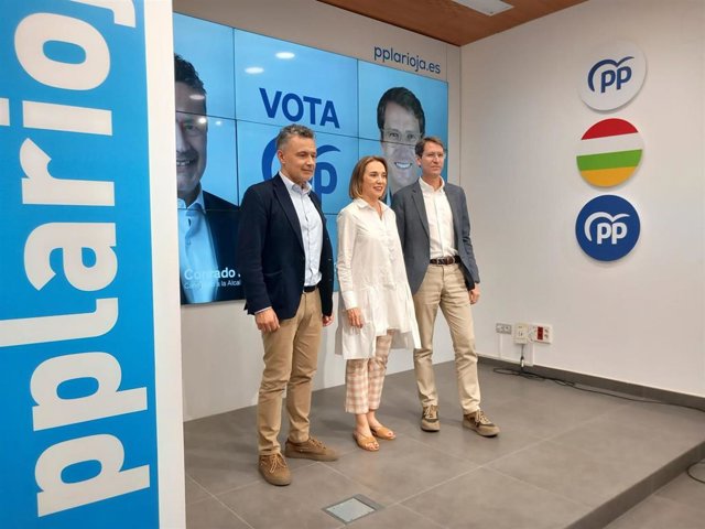 Acto de inicio de campaña en el PP riojano con los candidatos a la Presidencia y Alcaldía de Logroño, Gonzalo Capellán y Conrado Escobar, respectivamente junto a la secretaria general, Cuca Gamarra