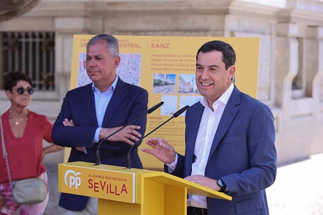 El presidente del PP andaluz, Juanma Moreno, junto al candidato del PP a la Alcaldía de Sevilla, José Luis Sanz, en un acto de  9 de mayo. 