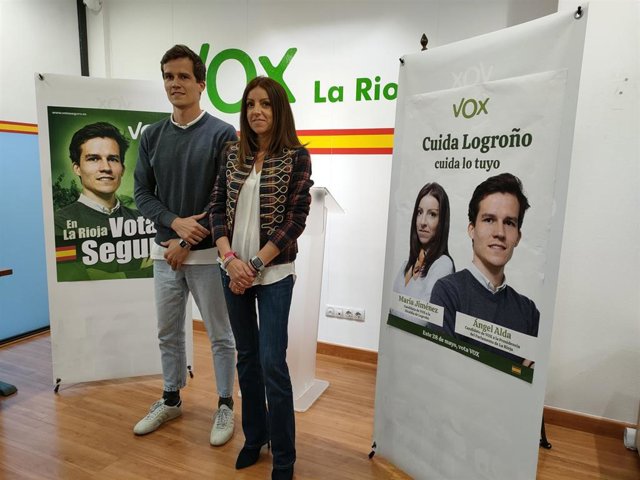 Los candidatos de Vox a la Presidencia de La Rioja, Ángel Alda, y al Ayuntamiento de Logroño, María Jiménez, junto a los carteles de la formación