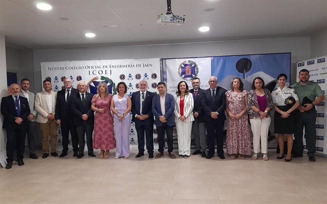 Foto de familia en el acto por el Día de la Enfermera