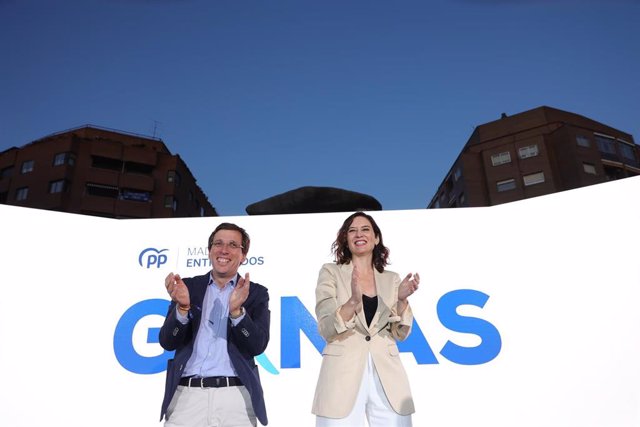 La presidenta de la Comunidad de Madrid y candidata a la reelección, Isabel Díaz Ayuso, y el alcalde de Madrid y candidato a la reelección,  José Luis Martínez-Almeida, durante el acto de apertura de campaña del PP de Madrid, en la Plaza Felipe II