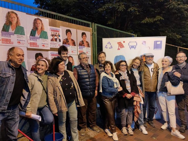 Las candidatas de Podemos IU al Gobierno, Henar Moreno, y al Ayuntamiento de Logroño, Amaia Castro, junto a parte de su candidatura al inicio de la campaña electoral
