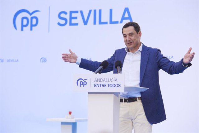 El presidente de la Junta de Andalucía, Juanma Moreno, este jueves en Sevilla en el acto del PP-A de inicio de la campaña de las elecciones municpales de 28 de mayo. 