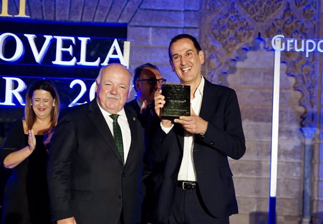 Archivo - El escritor Roberto Santiago gana el XXVIII Premio Fernando Lara por su novela 'La rebelión de los buenos', a 11 de mayo de 2023 en Sevilla (Andalucía, España).