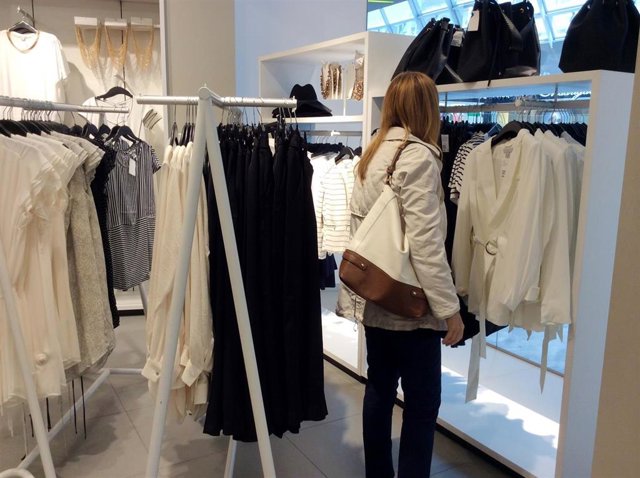 Archivo - Rebajas, compras, comercio, consumo, ropa, moda, tienda, precios, IPC