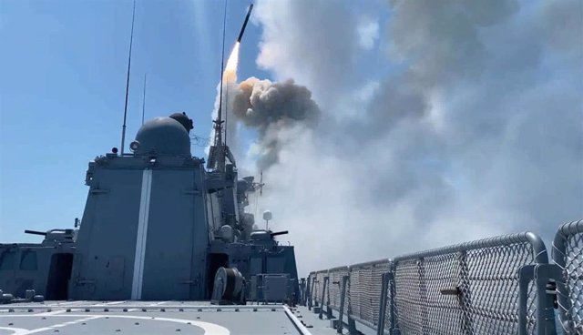 Archivo - Una fragata de Rusia dispara un misil Kalibr contra objetivos en Ucrania
