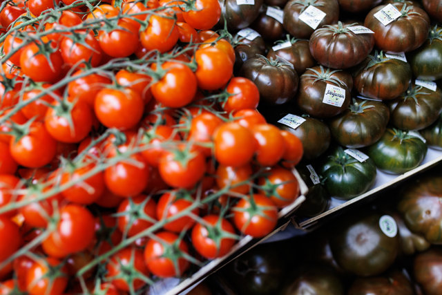 Dos variedades de tomates en un puesto del mercado Barceló, a 10 de abril de 2023