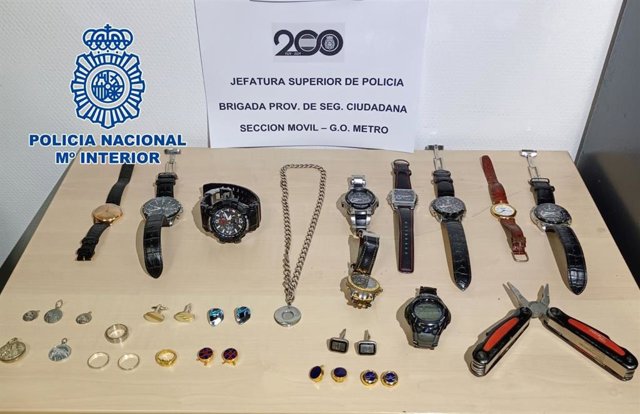 Joyas y útiles intervenidos por los agentes tras las detenciones en la estación de Nuevos Ministerios.