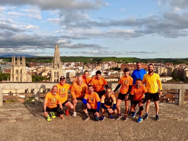 Una treintena de corredores lleva la marea naranja a las calles de Burgos con el espíritu 'Beer Runners'