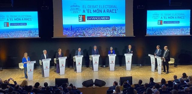 Els candidats a l'alcaldia de Barcelona amb representació a l'Ajuntament durant el debat de Rac 1 i 'La Vanguardia'