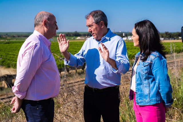 Espadas (centro), con Emilio Martínez y Rafi Crespín en Posadas.