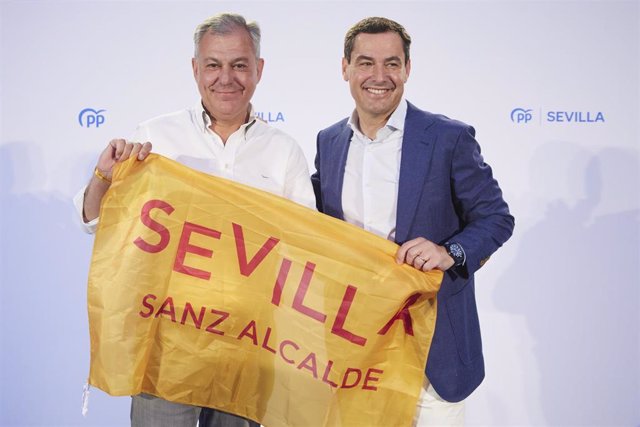 El candidato del PP a la Alcaldía de Sevilla, José Luis Sanz, (i) junto al presidente de la Junta de Andalucía, Juanma Moreno, (d) posan durante el acto de inicio de campaña del PP para las elecciones municipales en la plaza del Albaicín.