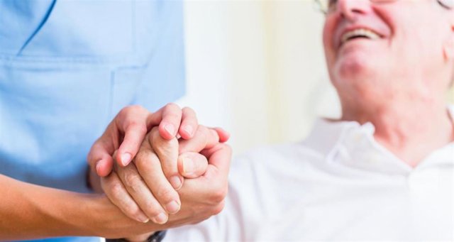 Archivo - Dependientes, mayores, cuidados. Imagen de archivo.