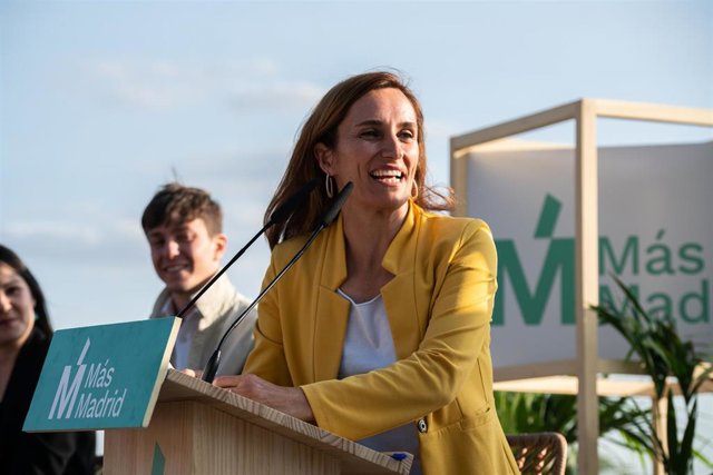 La candidata de Más Madrid a Presidencia de la Comunidad, Mónica García, participa en el acto de inicio de campaña del partido en el Mirador del Cerro de Tío Pío en Vallecas