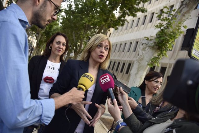 La candidata de Ciudadanos a la Alcaldía de Albacete, Carmen Picazo, atiende a los  medios.