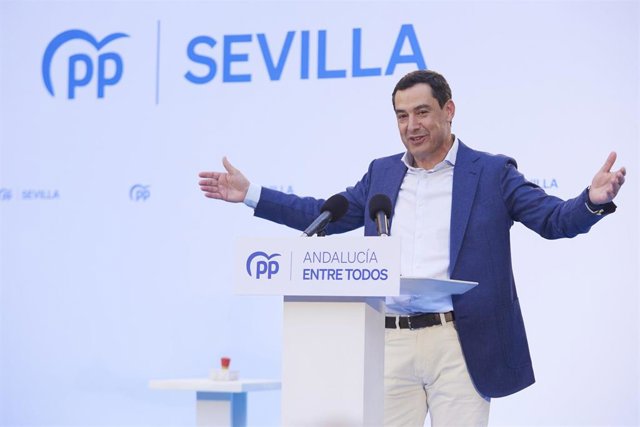 El presidente de la Junta de Andalucía, Juanma Moreno, interviene durante el acto de inicio de campaña del PP para las elecciones municipales en la plaza de la Albaicín, a 11 de mayo de 2023 en Sevilla (Andalucía, España). 