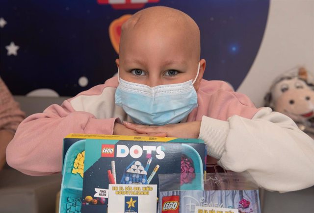 Fundación Pequeño Deseo entrega miles de juguetes de LEGO a niños en hospitales de toda España.