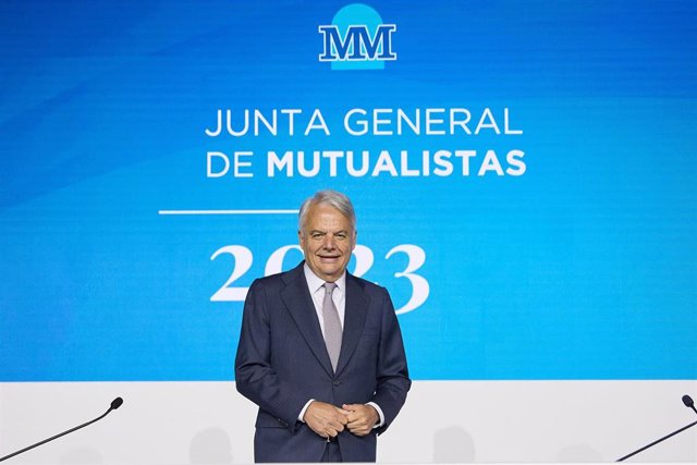 El presidente de Mutua Madrileña, Ignacio Garralda, posa a su llegada a la Junta General de Mutualistas 2023, en el auditorio de su sede, a 12 de mayo de 2023, en Madrid (España). El Grupo Mutua Madrileña, más conocido como Mutua Madrileña o La Mutua, es 