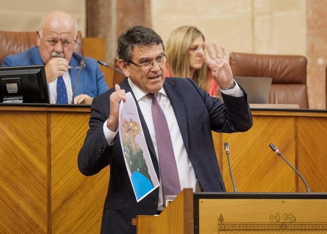 El diputado de Vox Rafael Segovia, en el Pleno del Parlamento, en la defensa de la PNL sobre infraestructuras hidráulicas.