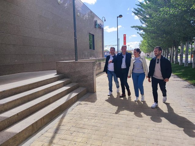 La candidata de Podemos Alianza Verde a la Presidencia de Aragón, Marui Díaz y el candidato de la formación morada a la Alcaldía de Zaragoza, Fernando Rivarés, en las inmediaciones de la estación de cercanías del municipio zaragozano de Utebo