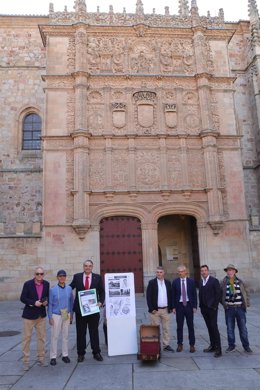 Representantes de la plataforma que ha promovido la donación y representantes de la USAL muestran el proyecto a las puertas del Edificio Histórico de la Universidad de Salamanca.