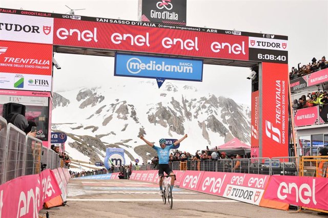 El ciclista italiano Davide Bais (EOLO-Kometa) ganó este viernes la séptima etapa del Giro de Italia, disputada entre Capua y el Gran Sasso d'Italia sobre 218 kilómetros, al ser el más rápido del trío de fugados