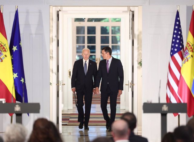 Archivo - El presidente de los Estados Unidos, Joe Biden (i) y el presidente del Gobierno, Pedro Sánchez (d), a su llegada a una rueda de prensa tras su reunión en el Palacio de La Moncloa, a 28 de junio de 2022, en Madrid (España). 
