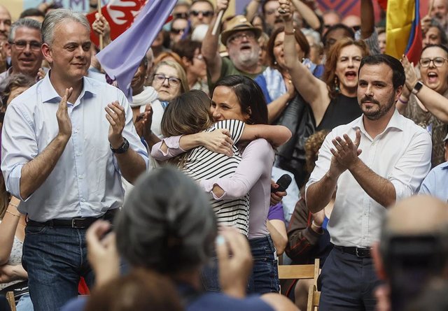 La ministra de Igualdad, Irene Montero (i), y la ministra de Derechos Sociales y Agenda 2030 y secretaria general de Podemos, Ione Belarra (