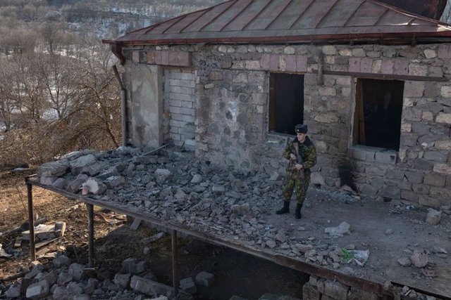 Archivo - Un militar armenio en Shurnuj, provincia de Siuni, Armenia