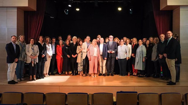 El Colegio de Enfermería de Cantabria entrega su Premio Candil al Defensor del Pueblo