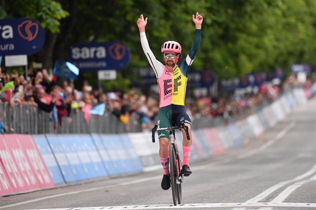 El ciclista irlandés Ben Healy (EF Education-EasyPost) gana la octava etapa del Giro de Italia.