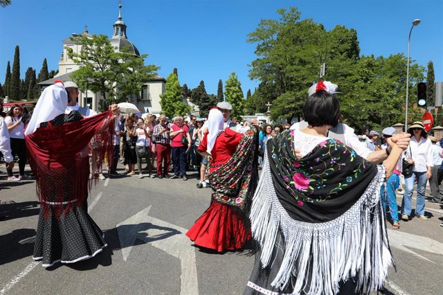 Archivo - Chulapas celebran el día de San Isidro en la Pradera de San Isidro.