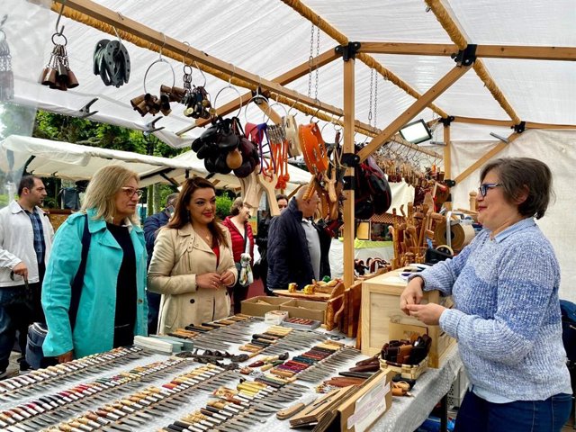 La candidata de Vox a la Presidencia del Principado, Carolina López, ha visitado el Mercado de San Isidro en Lugo de Llanera