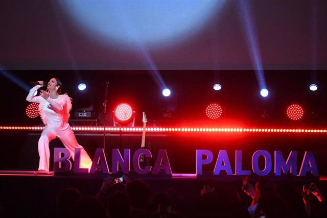 La cantante Banca Paloma actúa durante un evento de despedida antes de su viaje a Liverpool para representar a España en el Festival de Eurovisión 2023, en los cines Callao, a 27 de abril de 2023, en Madrid (España). 