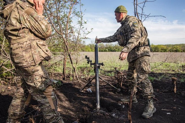 Militaers ucranianos con un mortero cerca de Bajmut