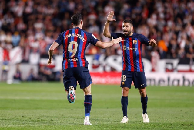 Jordi Alba felicita a Robert Lewandowski tras un gol del delantero polaco con el FC Barcelona