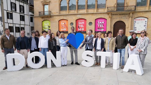 La candidata del PNV a diputada general de Gipuzkoa, Eider Mendoza, (6i) el candidato a la alcaldía de Donostia, Eneko Goia (c), y el lehendakari Íñigo Urkullu (6d)