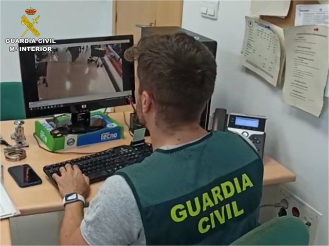 Archivo - Agente de la Guardia Civil en tareas de investigación