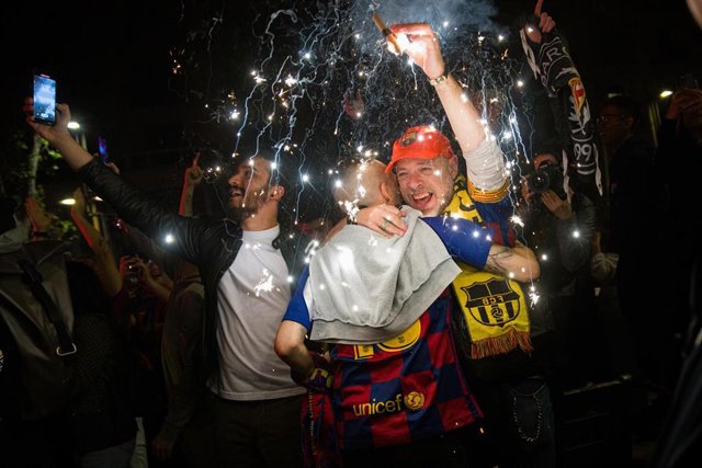 Aficionados del FC Barcelona celebran la victoria contra el RCD Espanyol, a 14 de abril de 2023, en Barcelona, Catalunya (España). Los aficionados del FC Barcelona han salido a la calle para celebrar la victoria de su equipo en el derbi barcelonés contra 