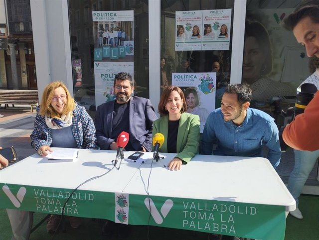 La candidata de VTLP número uno, María Sánchez, en el medio, junto con Alberto Bustos, a la izquierda; Rocío Anguita y Antonio del Olmo.