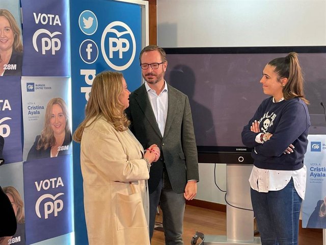 La candidata del PP a la Alcaldía de Burgos, Crisitna Ayala, el portavoz del PP en el Senado, Javier Maroto, y la portavoz del Grupo Municipal Popular, Andrea Ballesteros.