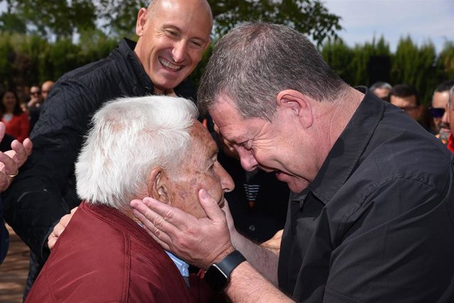 El candidato del PSOE a la Presidencia de C-LM, Emiliano García-Page, en Villanueva de la Jara.