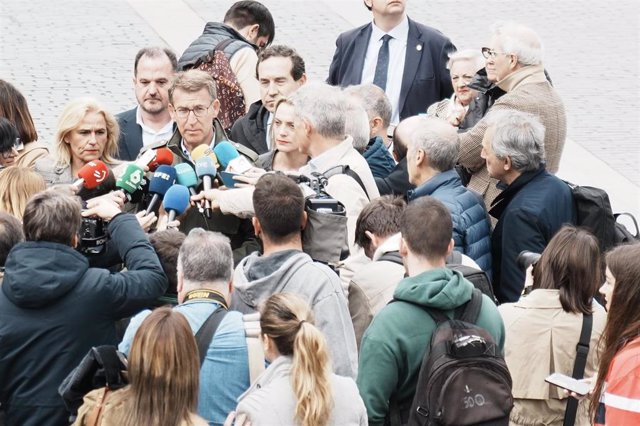 El presidente del PP, Alberto Núñez Feijóo, hace declaraciones a los medios informativos tras un paseo electoral por Bilbao