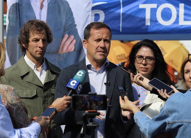El candidato del PP a la Alcaldía de Toledo, Carlos Velázquez, atiende a los medios en la plaza de Zocodover.