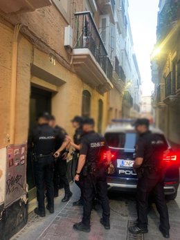 Intervención de agentes de la Policía en la calle San Juan.