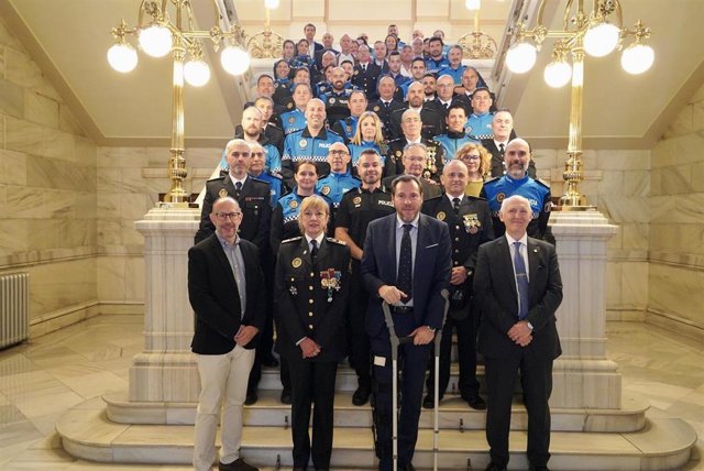 La nueva superintendente de la Policía Municipal de Valladolid, Julia González Calleja, posa junto al alcalde, Óscar Puente, concejales del equipo de Gobierno y agentes del cuerpo.